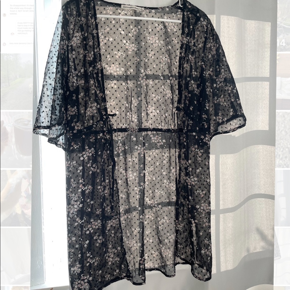 A&F KIMONO COVER SIZE SMALL FLORAL